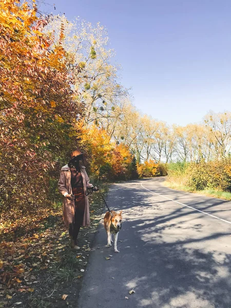 Hipsterka podróżująca ze swoim złotym psem, spacerująca jesienią — Zdjęcie stockowe