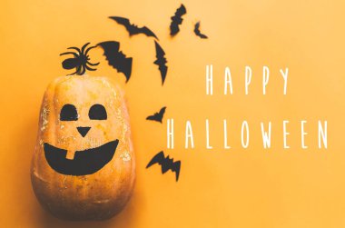 Mutlu Cadılar Bayramı mesajları, tebrik kartı. Yüzü siyah balkabağı