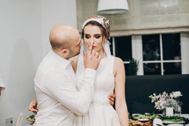 Gelin ve damat kabile resepsiyonunda düğün pastası tadıyorlar.