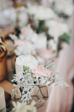 Düğün masasında şık bir dekor. Modern beyaz çiçekler. 