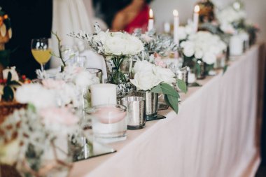 Mum, pembe süslemeli modern cam vazoda beyaz çiçekler..