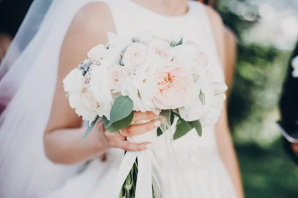 Modern wedding bouquet in bride hands. Gorgeous bride in white g — Stock Photo, Image