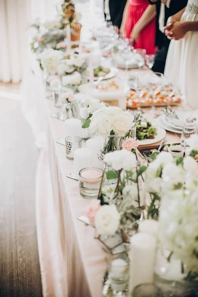 Elegante centro de mesa de lujo con decoración floral, tela rosa, cristal — Foto de Stock