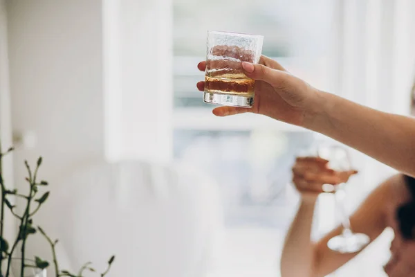 Invitados sosteniendo vaso con whisky y tostadas en la recepción de la boda —  Fotos de Stock