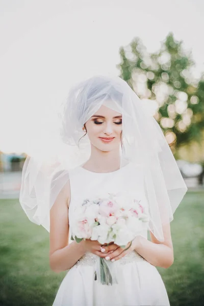 Érzéki kreatív portré gyönyörű menyasszony alatt fátyol gazdaság — Stock Fotó