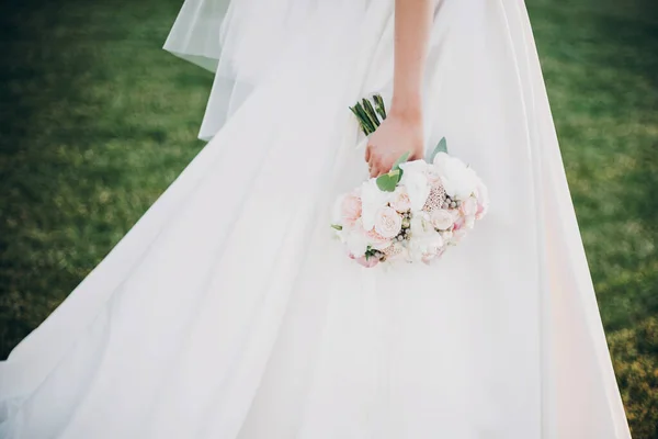 Bouquet da sposa moderno in mani di sposa. Splendida sposa in bianco g — Foto Stock