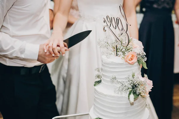 Sposa e sposo taglio elegante torta nuziale a receptio matrimonio — Foto Stock