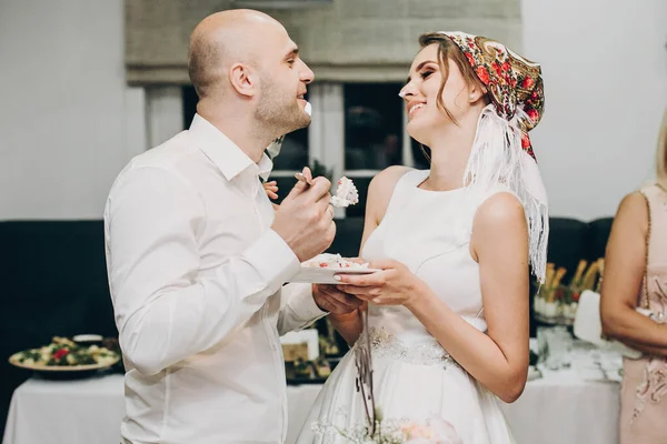 Menyasszony és vőlegény kóstoló esküvői torta esküvői fogadás res — Stock Fotó