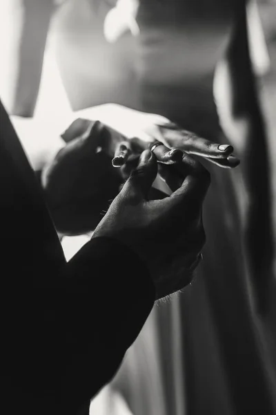 Wedding couple exchanging wedding rings during holy matrimony in — Stock Photo, Image