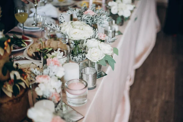 Świeca, Białe kwiaty w nowoczesnym szklanym wazonie na różowej dekoracji. — Zdjęcie stockowe