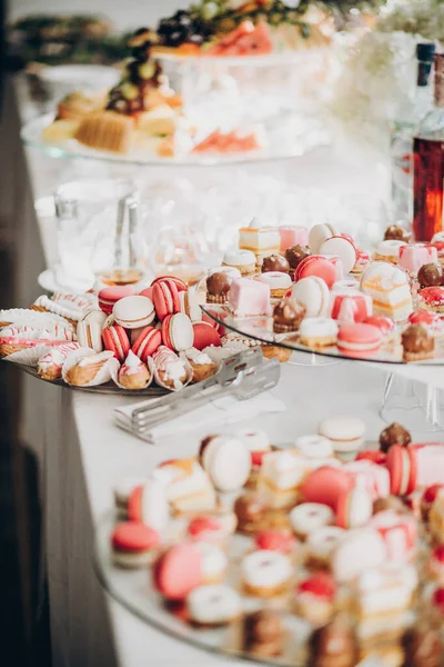 Deliciosa barra de caramelo rosa en la recepción de la boda o celebridades de Navidad — Foto de Stock