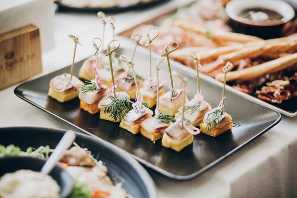 Delizioso tavolo da pranzo al ricevimento di nozze. Antipasto di pesce dito — Foto Stock