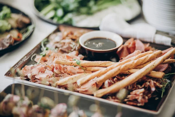 Gerookt vlees, saus, prosciutto, salade hapjes op tafel bij weddi — Stockfoto