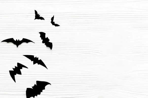 万圣节平躺 黑蝙蝠 蜘蛛在白色的木制背景 复制空间 现代万圣节纸迪装饰 简约平铺 — 图库照片