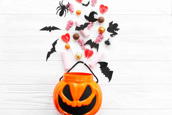 Trucs Friandises Bonbons Halloween Renversés Seau Jack Lanterne Avec Crânes — Photo