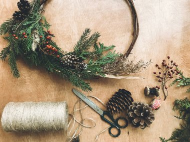 Ahşap masa üzerinde Noel kırsal çelengi. M Atölyesi