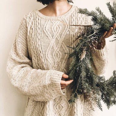 Kırsal bir çelenk kız ellerinde. Örgü örmüş hippi kız.