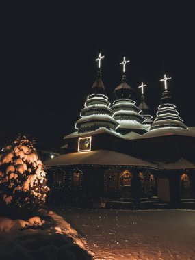 Işıklı ahşap kilise ve sümüklü haçlar.