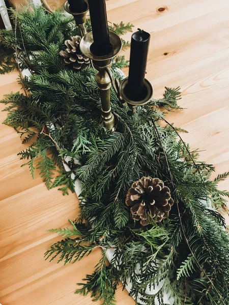 Natal decoração rústica de mesa. Castiçal vintage, ramo de pinho — Fotografia de Stock