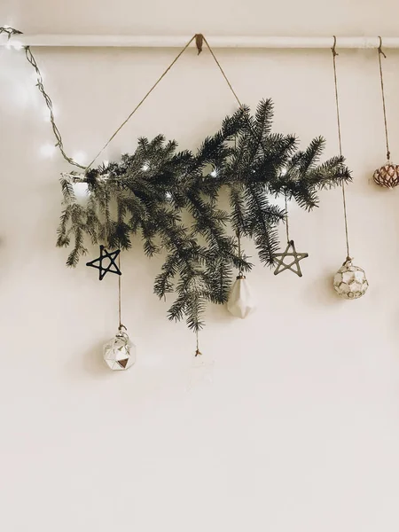 Elegante rama de árbol de Navidad con luces y adornos de vidrio ha —  Fotos de Stock