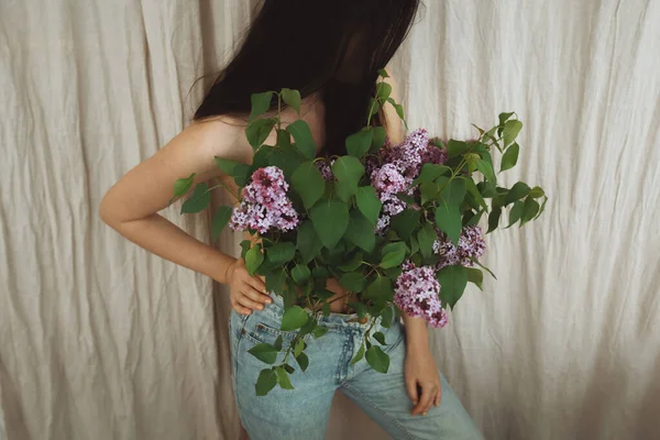 Hipster Girl Posing Lilac Branches Growing Denim Jeans Rustic Background — Stock Photo, Image