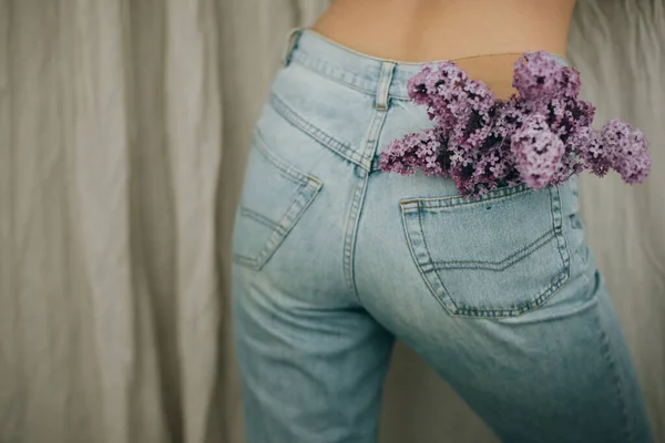 Femme Posant Avec Des Fleurs Lilas Jeans Denim Poche Sur — Photo