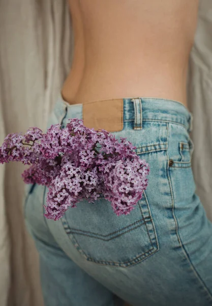 Flores Color Lila Florecientes Bolsillo Vaquero Sobre Fondo Rústico Mujer — Foto de Stock