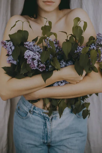Schöne Mädchen Bedecken Nackten Oberkörper Mit Blühenden Lila Blumen Kreatives — Stockfoto