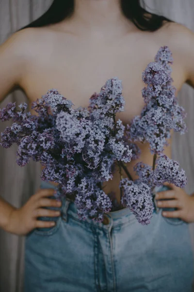 Flores Lila Florecientes Que Cubren Parte Superior Del Cuerpo Mujer — Foto de Stock