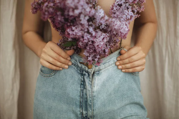 Mujer Posando Con Ramas Lila Vaqueros Sobre Fondo Rústico Flores — Foto de Stock