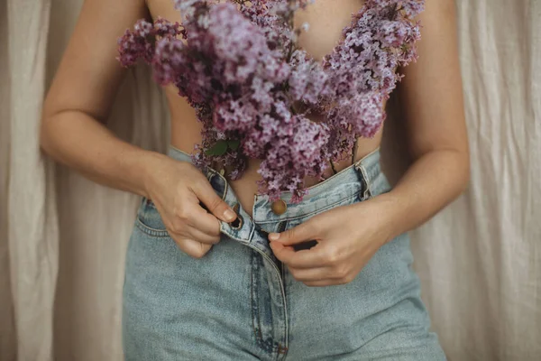 Hermosa Mujer Que Pone Vaqueros Con Flores Color Lila Flor — Foto de Stock