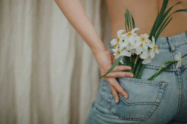 Квітучі Нарциси Задній Кишені Жінка Позує Квітами Нарцисів Джинсовій Кишені — стокове фото