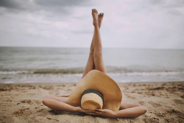 Sommerurlaub Und Reisen Mädchen Mit Hut Liegt Mit Erhobenen Beinen — Stockfoto