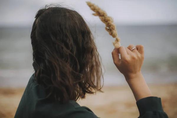 Farkındalık Rüzgarlı Saçlı Kaygısız Hippi Kız Sahilde Tutuyor Modern Kıyafetli — Stok fotoğraf