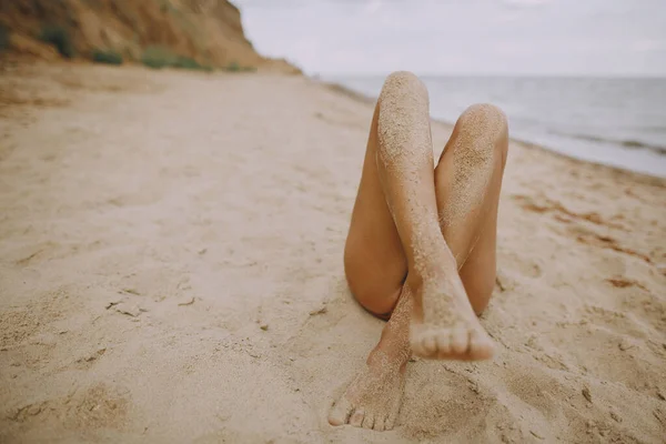 Weiblich Gebräunte Beine Mit Sand Auf Glatter Haut Nahaufnahme Strand — Stockfoto