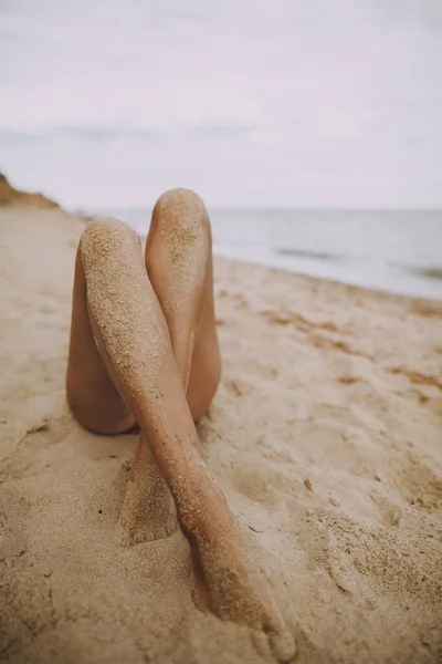 Samice Opalonych Nóg Piaskiem Gładkiej Skórze Zbliżenie Plaży Piękny Autentyczny — Zdjęcie stockowe
