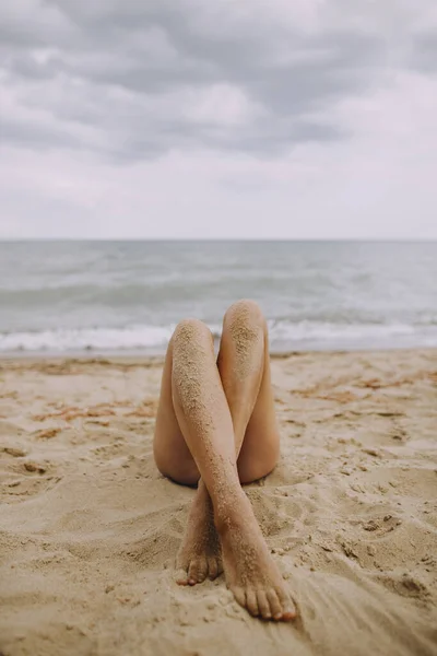 Weiblich Gebräunte Beine Mit Sand Auf Glatter Haut Nahaufnahme Strand — Stockfoto