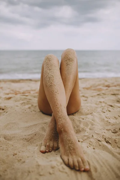 Sommerferien Gebräunte Beine Eines Mädchens Strand Mit Sand Auf Glatter — Stockfoto