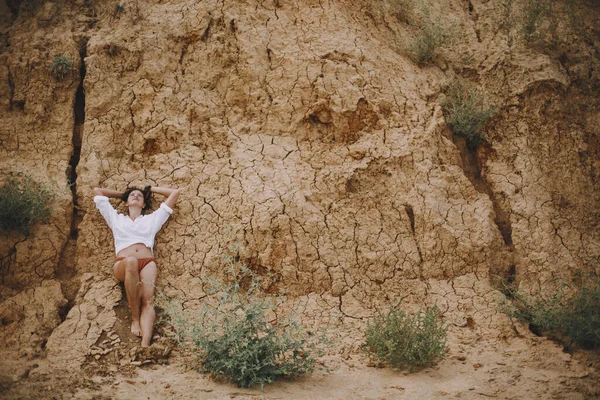 Boho Meisje Wit Shirt Liggend Zandige Klif Het Strand Creatief — Stockfoto