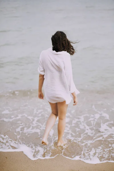 Defokussiertes Boho Mädchen Weißen Hemd Das Strand Den Wellen Des — Stockfoto