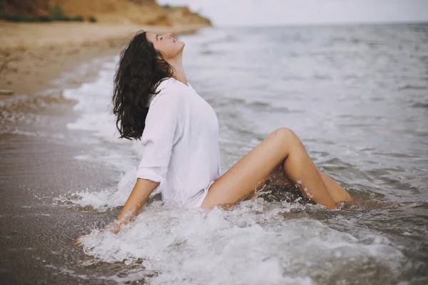 Glückliche Junge Frau Weißem Hemd Die Strand Plätschernden Wellen Sitzt — Stockfoto