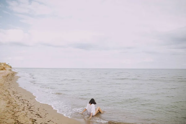Glückliche Junge Frau Weißem Hemd Die Strand Plätschernden Wellen Sitzt — Stockfoto