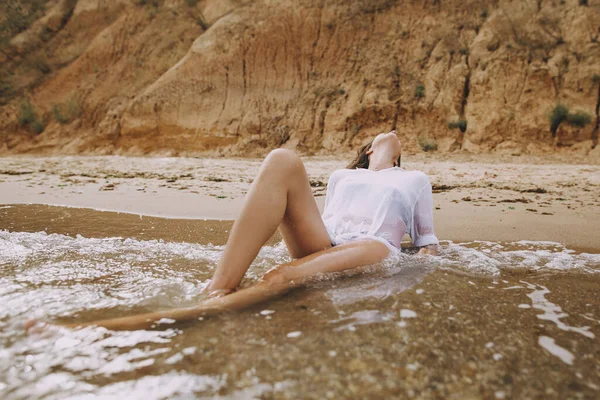 Junge Frau Weißem Hemd Sitzt Strand Plätschernden Wellen Stilvolles Braungebranntes — Stockfoto