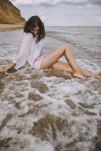 Glückliche Frau Weißen Hemd Die Strand Plätschernden Wellen Sitzt Stilvolles — Stockfoto