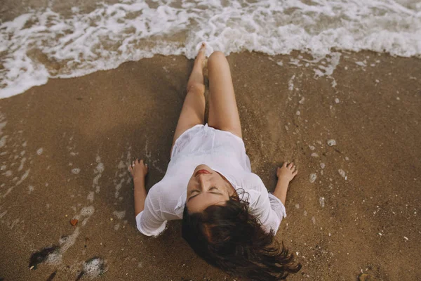 Jovem Mulher Camisa Branca Molhada Deitada Praia Ondas Salpicantes Vista — Fotografia de Stock