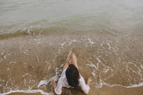 Junge Frau Nassen Weißen Hemd Liegt Strand Plätschernden Wellen Ansicht — Stockfoto