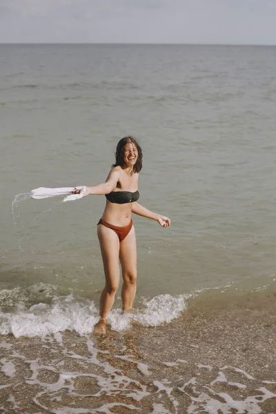 Feliz Joven Mujer Quitándose Camisa Blanca Mojada Playa Vista Trasera — Foto de Stock