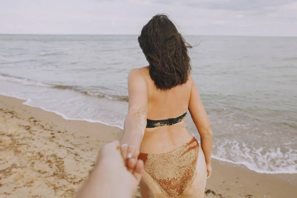 Proszę Mną Kobieta Prowadzi Swojego Mężczyznę Trzymając Się Ręce Plaży — Zdjęcie stockowe