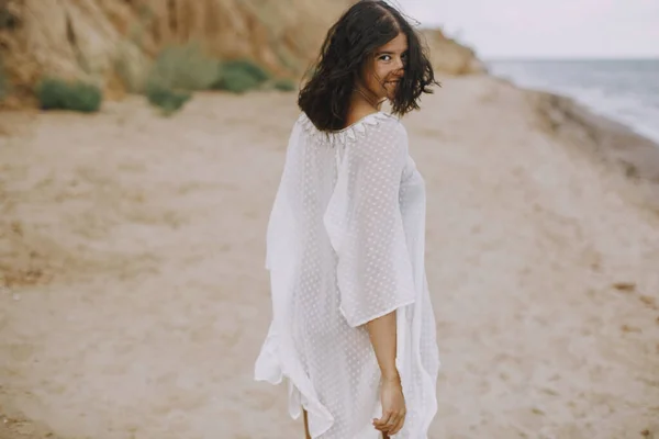 Девушка Белом Летнем Платье Прогуливается Пляжу Счастливая Молодая Женщина Отдыхает — стоковое фото