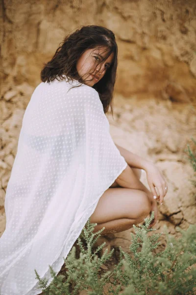 Chica Boho Con Aspecto Sensual Vestido Verano Blanco Sentado Playa — Foto de Stock